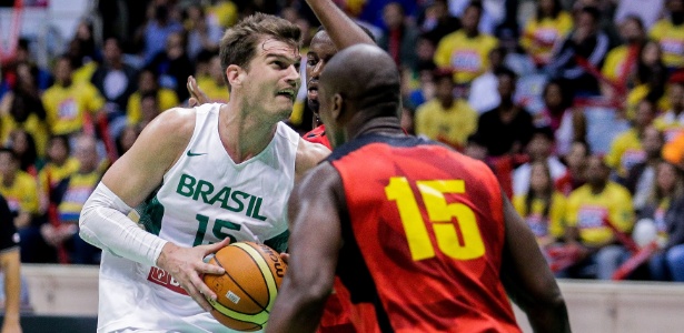 Tiago Splitter foi o destaque do Brasil na vitória sobre Angola no Maracanãzinho - RUDY TRINDADE/FRAME/ESTADÃO CONTEÚDO