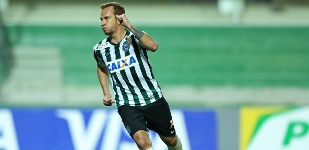 Zé Eduardo comemora após marcar o primeiro gol do Coritiba contra o Paysandu - Heuler Andrey/AGIF