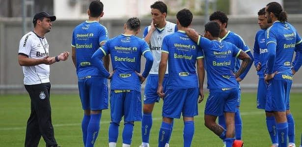 Interino André Jardine conversa com jogadores em treinamento do Grêmio  - Lucas Uebel/Divulgação/Grêmio
