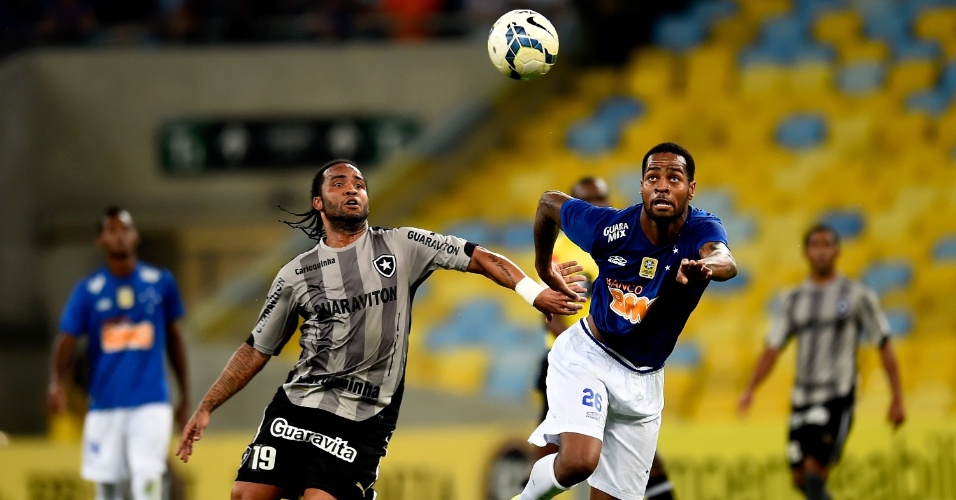 02.ago.2014 - Carlos Alberto, do Botafogo, e Dedé, do Cruzeiro, brigam pela bola no Maracanã, pelo Brasileirão