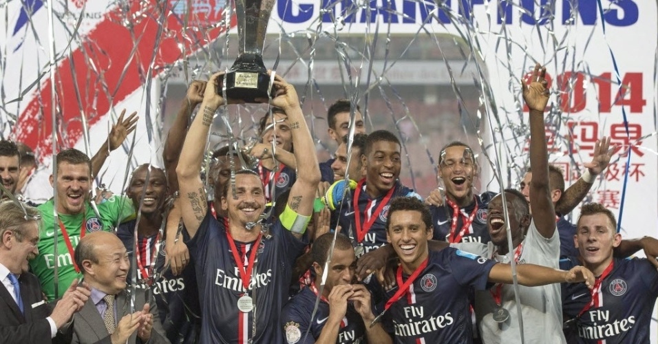 Ibrahimovic levanta troféu da Supercopa da França. PSG venceu o Guingamp por 2 a 0, com dois gols do atacante sueco