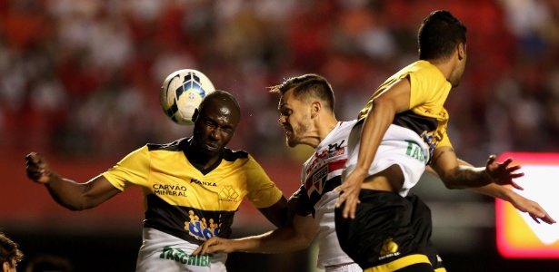 Rafael Tolói tenta de cabeça marcar para o São Paulo contra o Criciúma - Friedemann Vogel/Getty Images