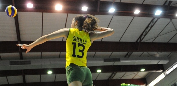 Sheila salta para atacar contra a Itália em partida do Grand Prix, em Sassari (ITA) - Divulgação/FIVB