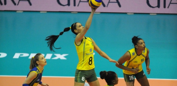 Jaqueline salta para atacar na partida da seleção contra a República Dominicana no Grand Prix de vôlei - FIVB/Oficial