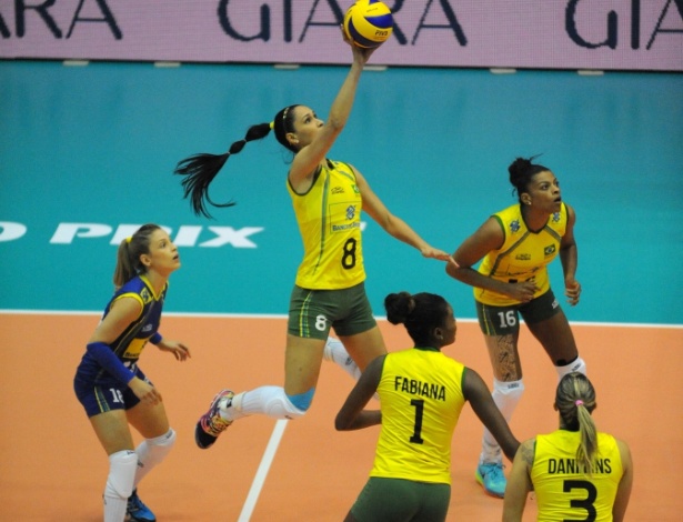 Jaqueline salta para atacar na partida da seleção contra a República Dominicana - FIVB/Oficial