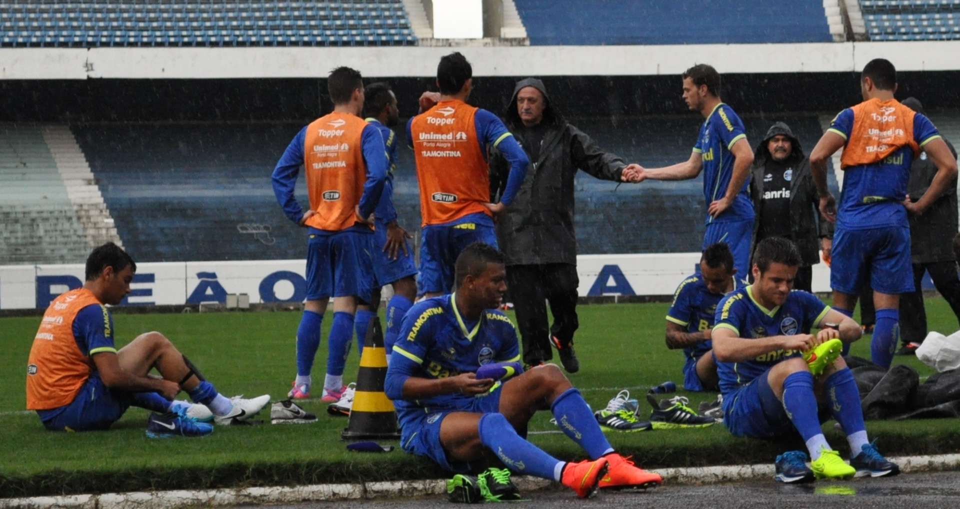04 ago 2014 - Felipão cumprimenta jogadores do Grêmio em primeiro treinamento no time