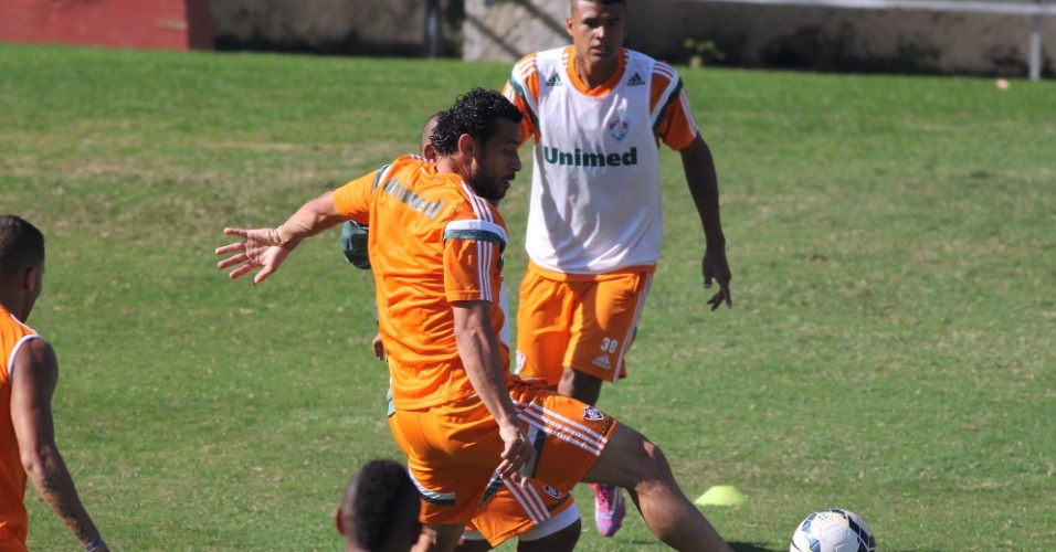 04 ago. 2014 - Fred tenta dominar a bola durante treinamento com reservas do Fluminense, nas Laranjeiras