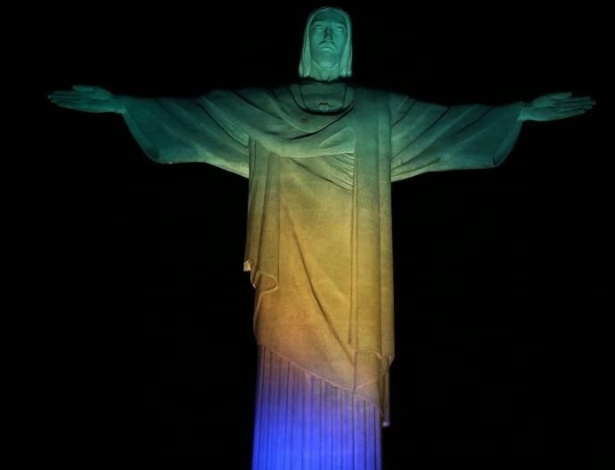 Cristo Redentor recebe as cores do Brasil
