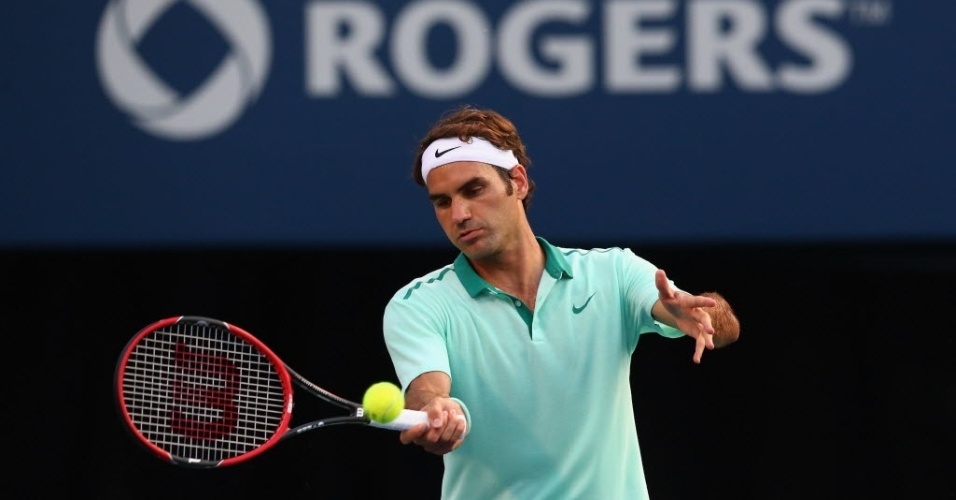 Roger Federer rebate a bola durante o fácil triunfo sobre Peter Polansky na segunda rodada de Toronto