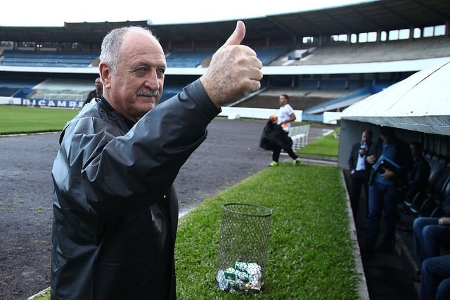 06 ago 2014 - Felipão cumprimenta torcedores em treinamento do Grêmio