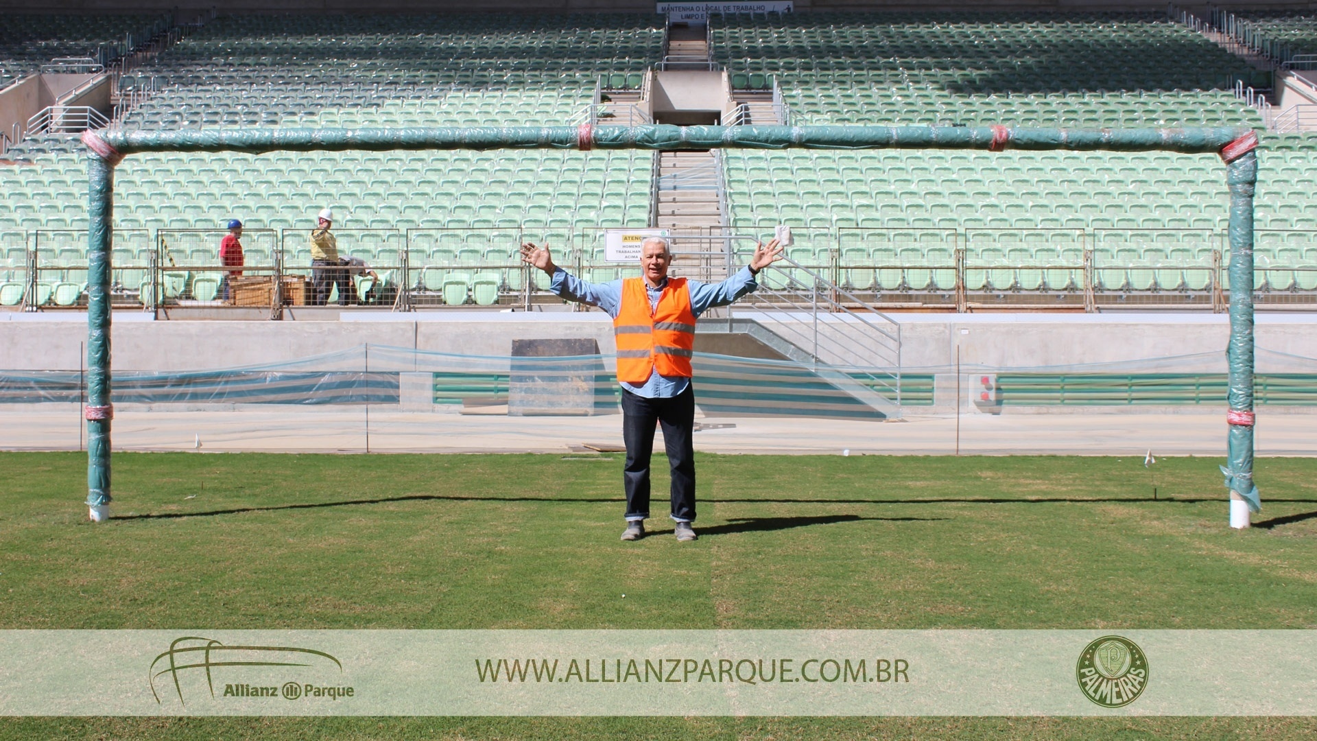 06.ago.2014 - Emerson Leão visita as obras da Arena do Palmeiras