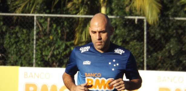 Zagueiro Bruno Rodrigo realiza atividade física na Toca da Raposa II - Dionizio Oliveira/UOL