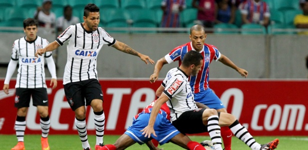 Renato Augusto cai após dividida com jogador do Bahia em jogo do Corinthians pela Copa do Brasil - Felipe Oliveira/VIPCOMM