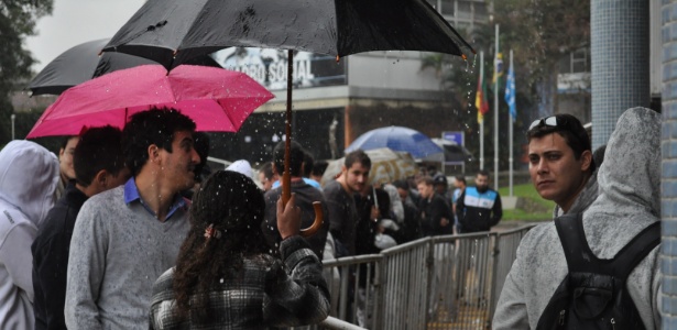 07 ago 2014 - Gremistas mantidos na chuva em venda de ingressos para Gre-Nal - Marinho Saldanha/UOL - Marinho Saldanha/UOL