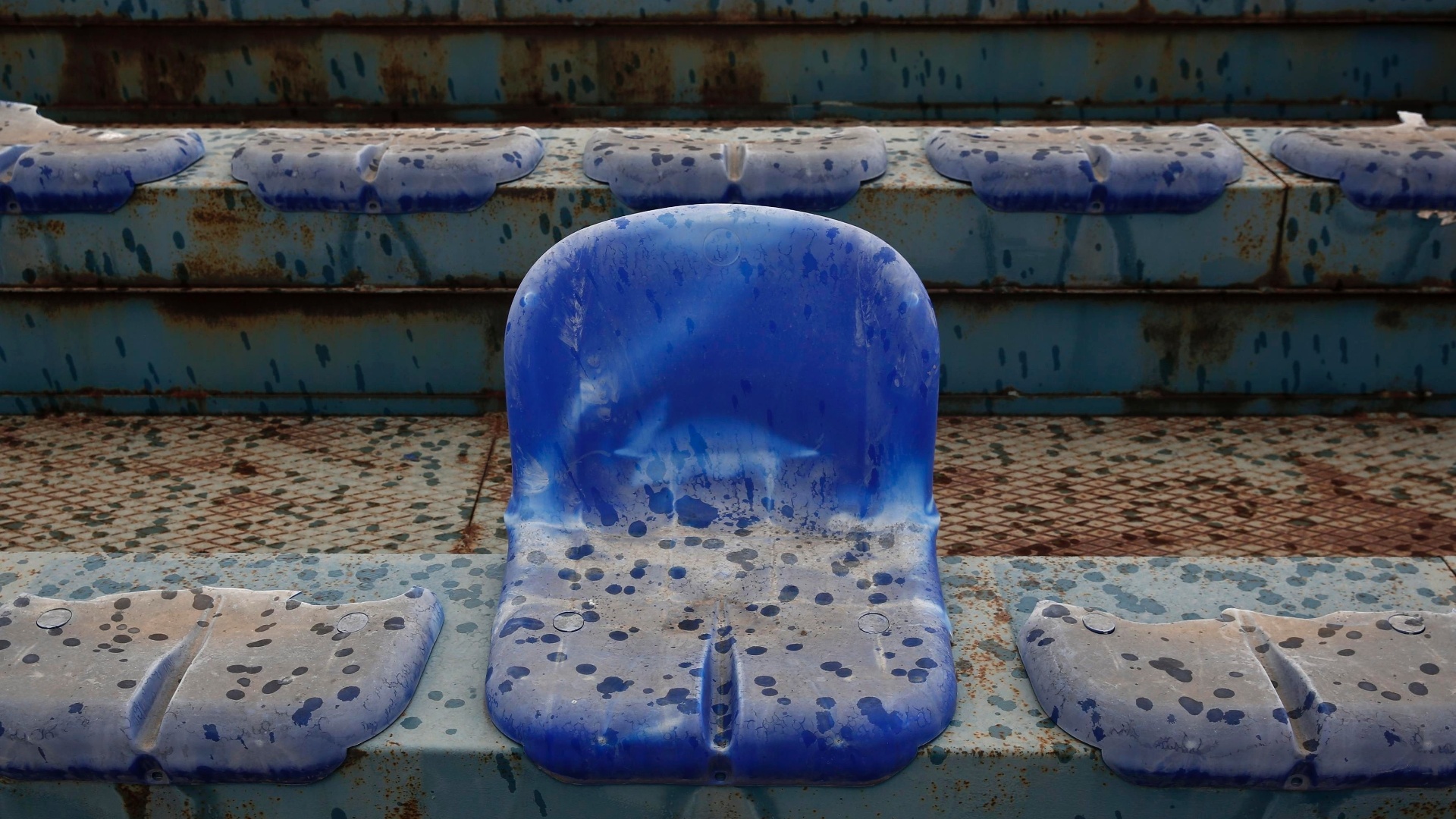 07.jul.2014 - Foto mostra cadeira quebrada no abandonado estádio que recebeu jogos de beisebol na Olimpíada de Atenas em 2004