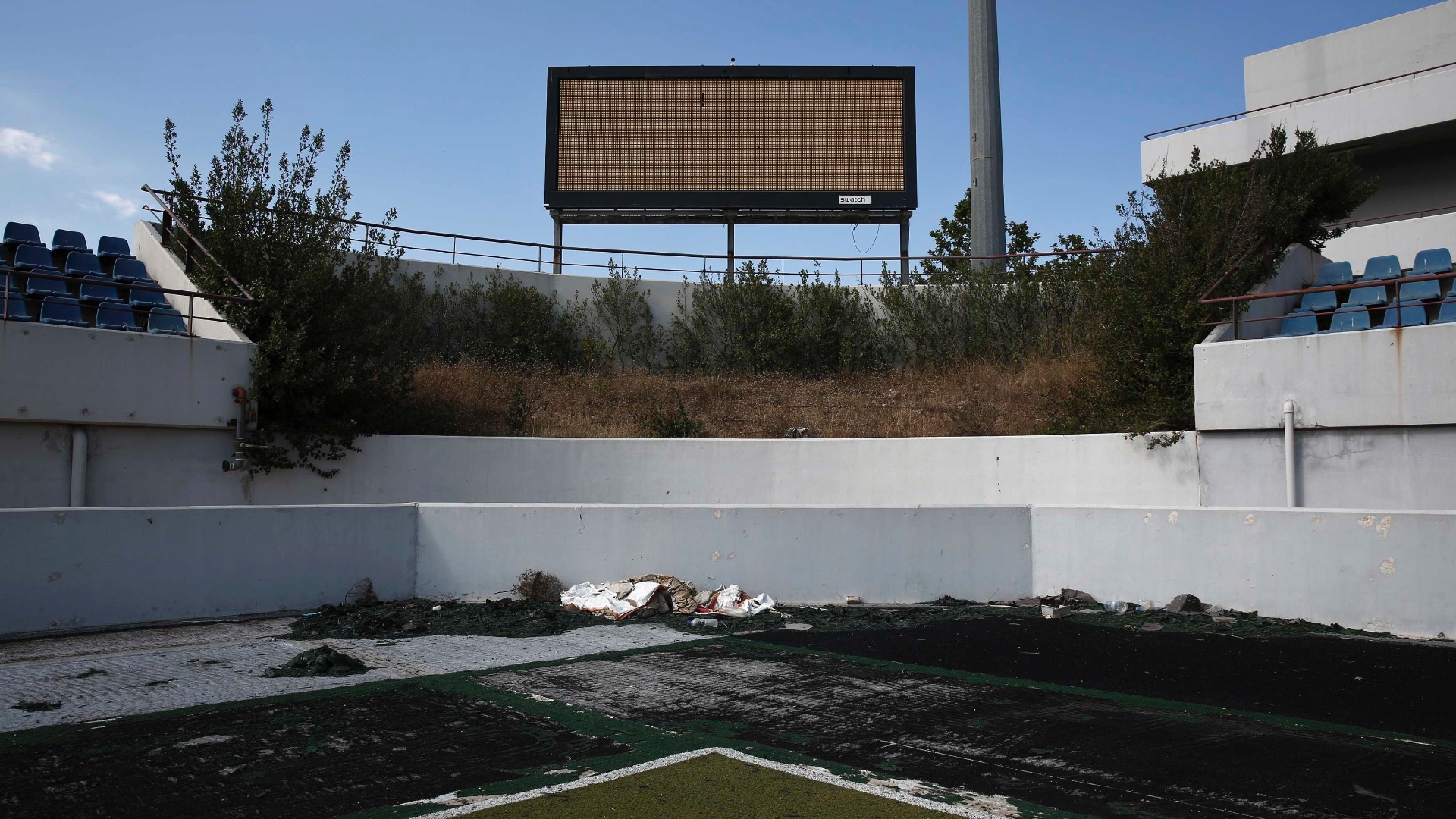 16.jul.2014 - Estádio que recebeu os jogos de hóquei na grama na Olimpíada de Atenas também está inutilizado, 10 anos depois após o evento