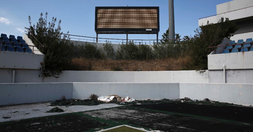 16.jul.2014 - Estádio que recebeu os jogos de hóquei na grama na Olimpíada de Atenas também está inutilizado, 10 anos depois após o evento