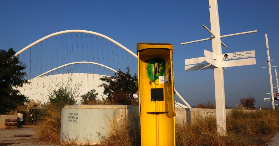 25.jul.2014 - Foto mostra telefone público no complexo olímpico de Atenas totalmente destruído 10 anos após a realização dos Jogos na capital grega