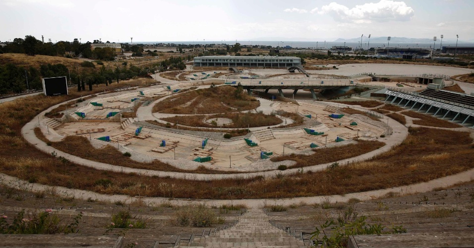 25.jul.2014 - O espaço que abrigou as competições de canoagem nos Jogos Olímpicos de Atenas está sem água e totalmente abandonado 10 anos após a realização do evento