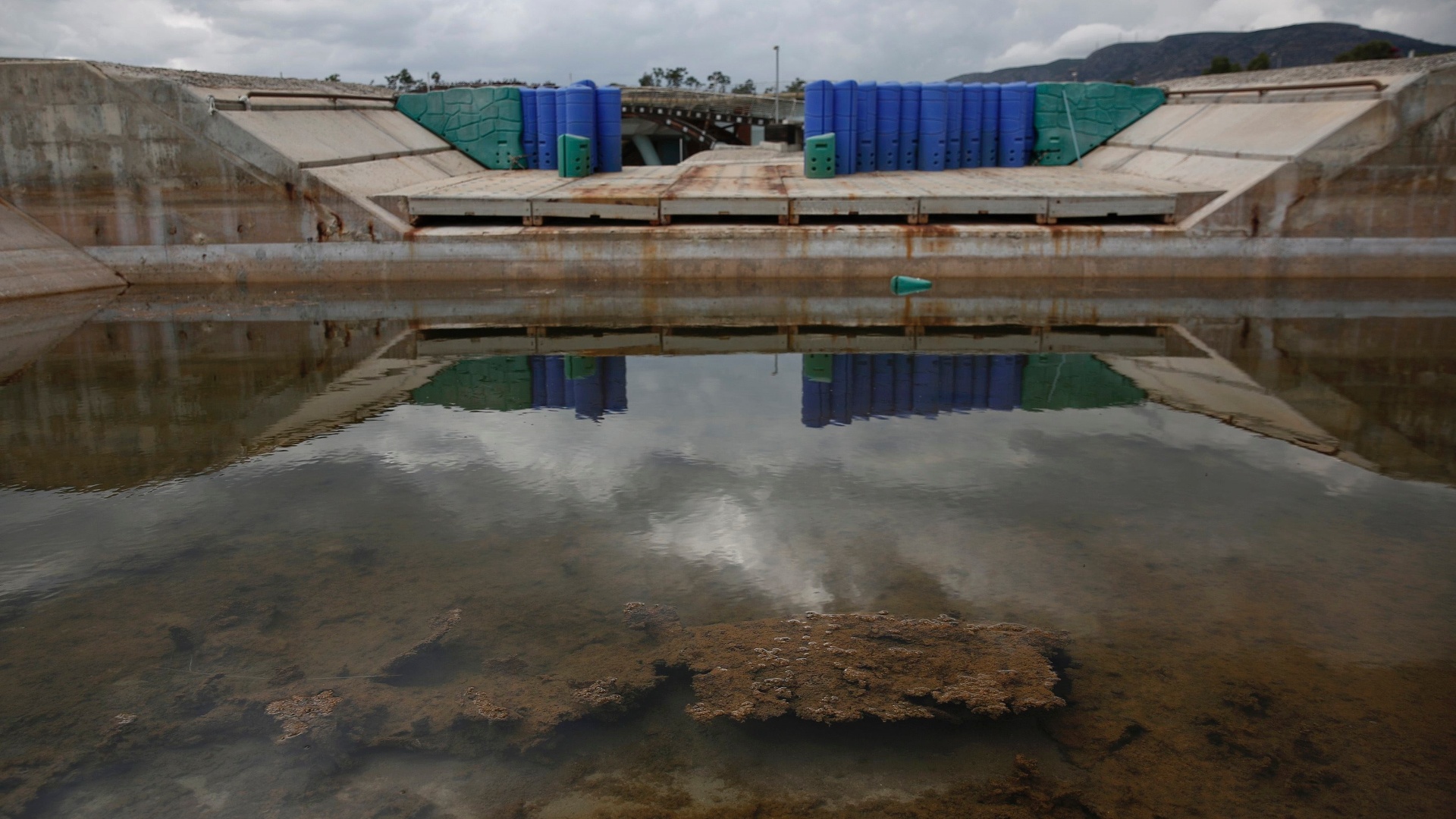 25.jul.2014 - O espaço que abrigou as competições de canoagem nos Jogos Olímpicos de Atenas está sem água e totalmente abandonado 10 anos após a realização do evento