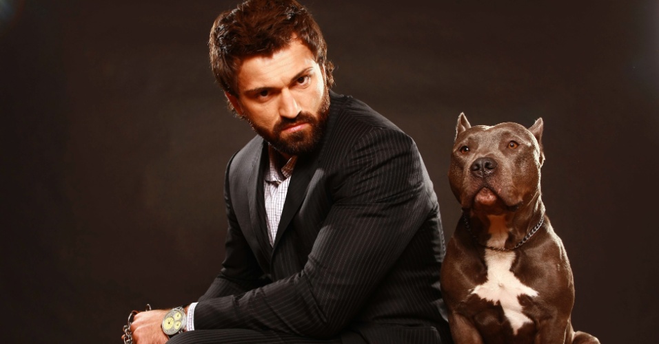 andrei-arlovski-e-seu-pitbull-maximus-em-ensaio-feito-para-o-site-oficial-do-ex-campeao-do-ufc-1407404558249_956x500.jpg