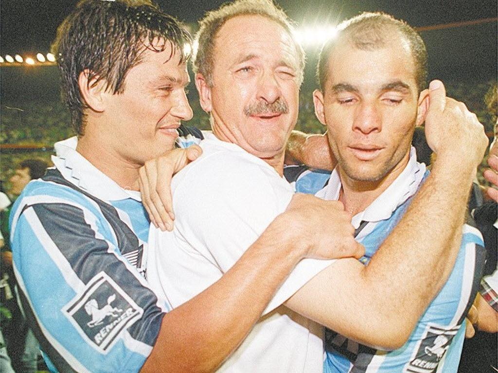 Luiz Felipe Scolari comemora a conquista da Libertadores de 1995 abraçado com Adílson (esquerda) e Dinho