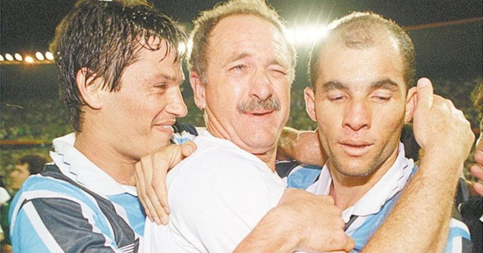 Luiz Felipe Scolari comemora a conquista da Libertadores de 1995 abraçado com Adílson (esquerda) e Dinho