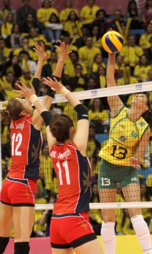 08.ago.2014 - Sheilla ataca bloqueio sul-coreano em jogo do Grand Prix