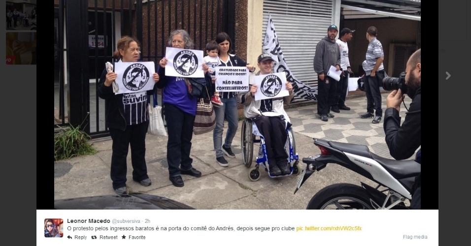 Corintianos fazem protesto contra o preço dos ingressos na porta do comitê eleitoral de Andrés Sanchez