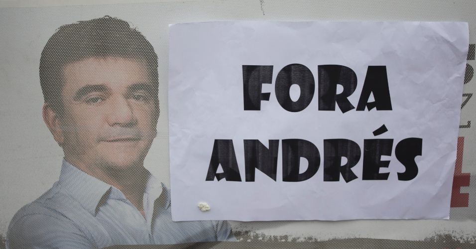 Manifestantes cobrem número de campanha de Andrés Sanchez com a frase 