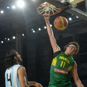 Anderson Varejao, observado por Luís Scola, dá enterrada em amistoso entre Brasil e Argentina em Buenos Aires - undefined