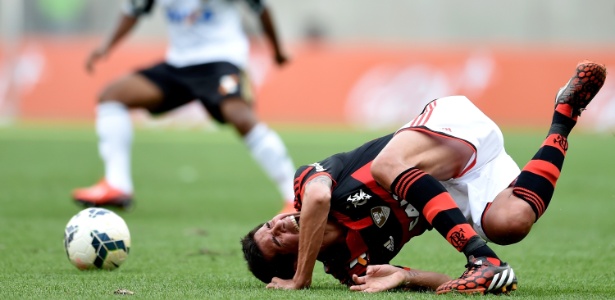 Cáceres, volante do Flamengo, sente dores no pescoço e não joga contra Botafogo - Buda Mendes/Getty Images