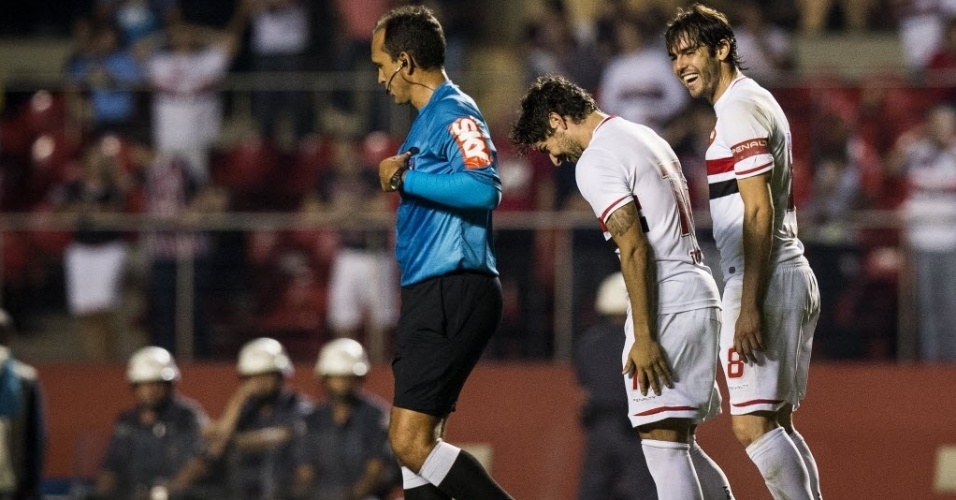 Pato e Kaká sorriem após gol do São Paulo sobre o Vitória no Morumbi