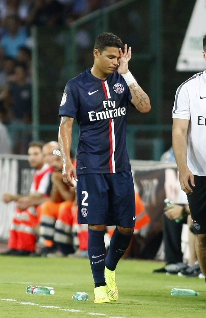 Thiago Silva deixa o gramado do estádio San Paolo após contundir a coxa em amistoso do PSG contra o Napoli