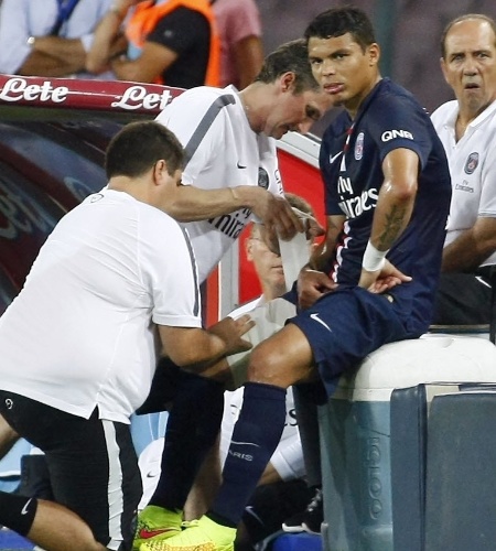 Thiago Silva é atendido por médicos do PSG após contundir a coxa direita
