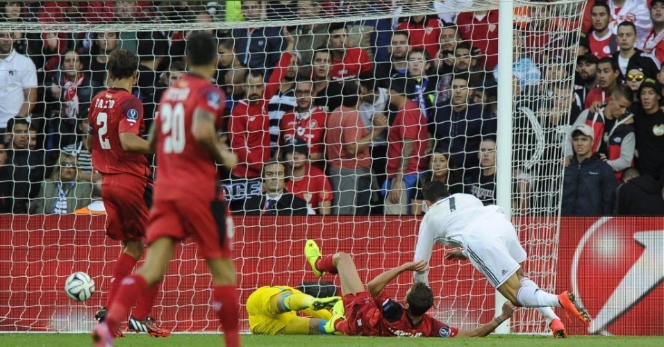 Cristiano Ronaldo toca a bola para o gol do Sevilla para marcar o 1° do Real na final da Supercopa