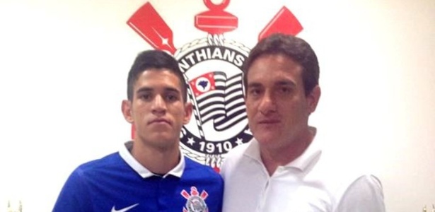 Gamarra, ex-zagueiro do Corinthians, posa com Viera, jogador que ele indicou  - Reprodução/Corinthians