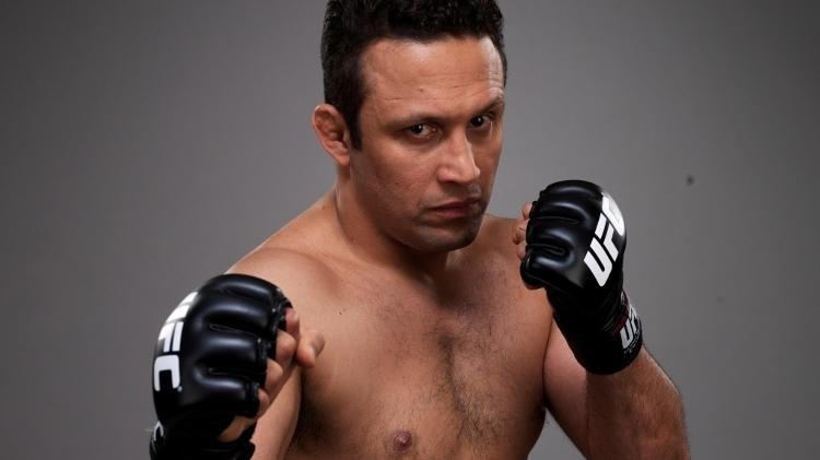Renzo Gracie imobiliza homem em metr&ocirc; nos EUA; assista