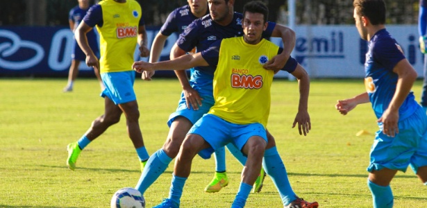 13 Ago. 2014 - Volante Henrique participa de treino do Cruzeiro na Toca da Raposa II - Washington Alves/Light Press