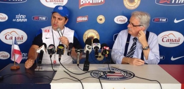 Gilson Kleina (esq.) concede sua primeira entrevista coletiva como técnico do Bahia - Divulgação/Bahia