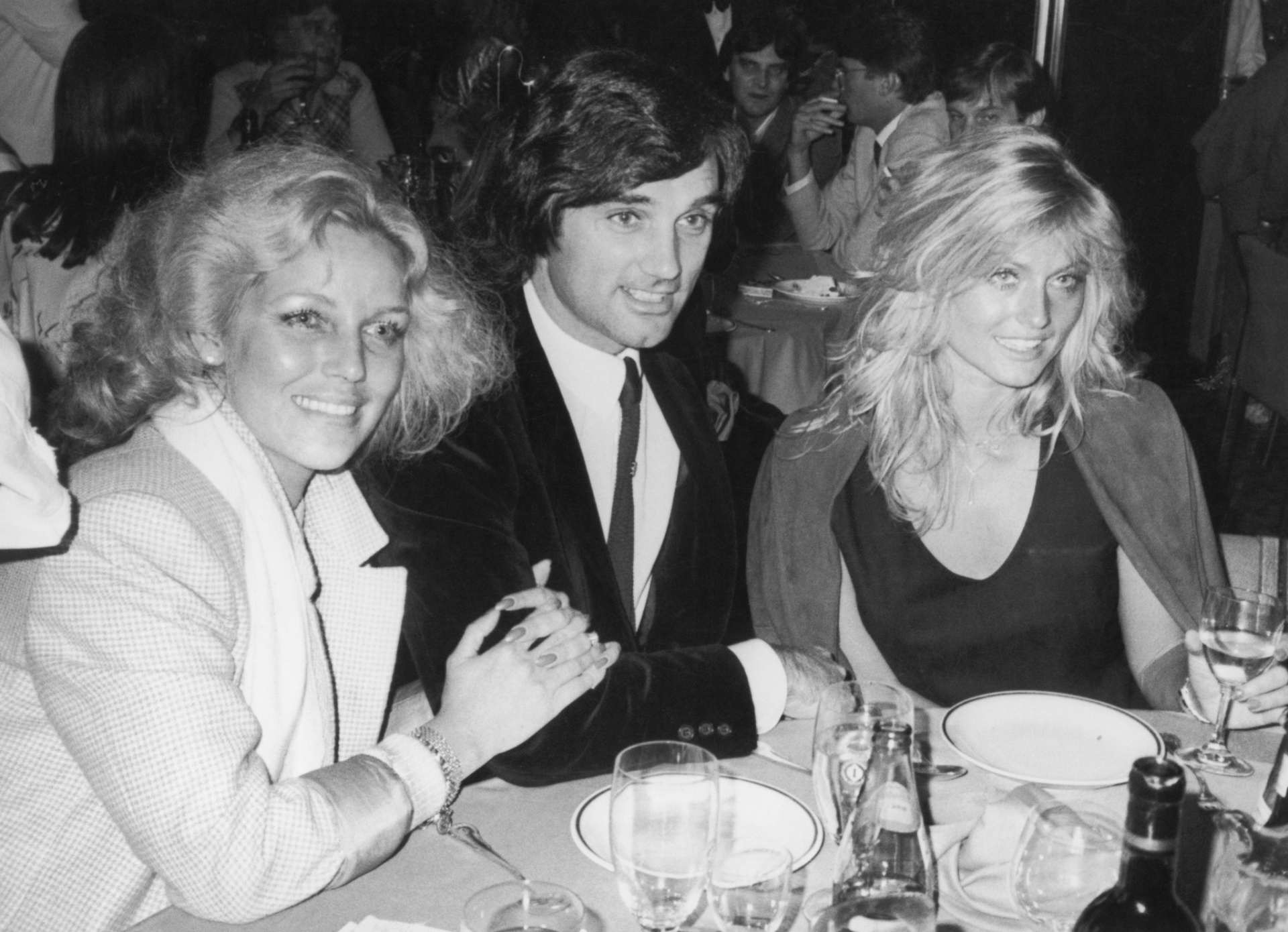 George Best com sua ex-mulher Mary Stavin (à direita na foto), que foi Miss Mundo. Ao lado outra loira - undefined