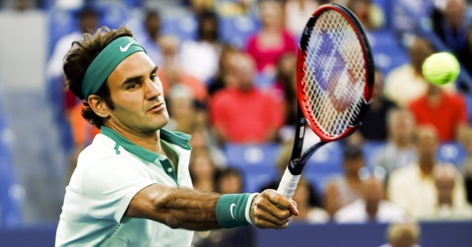 Roger Federer tenta alcançar a bola durante seu triunfo sobre Gael Monfils nas oitavas em Cincinnati