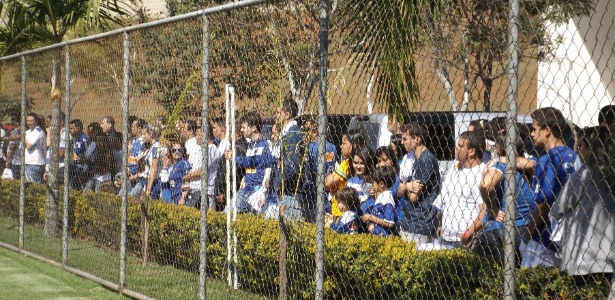 Torcedores acompanham treino do Cruzeiro em visita à Toca da Raposa II - Dionizio/UOL