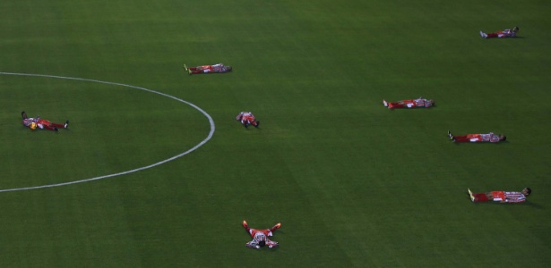Os jogadores do Operário-MT deitaram no gramado da Arena Barueri na semana passada