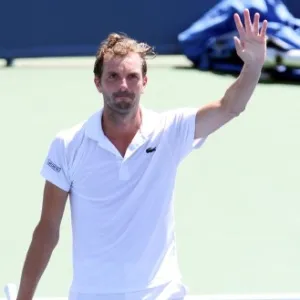 Julien Benneteau  acena para o público ao surpreender e passar por Stanislas Wawrinka nas quartas de Cincinnati - Mark Zerof-USA TODAY Sports