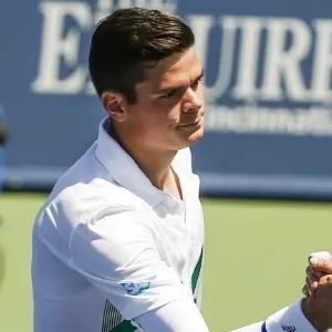 Milos Raonic (e) cumprimenta Fabio Fognini após vencer fácil em 6-1 e 6-0 - EFE/EPA/TANNEN MAURY