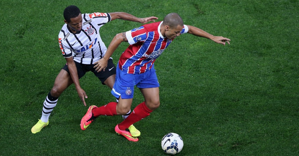 16.ago.2014 - Elias (e), do Corinthians, aperta a marcação sobre Leo Gago, do Bahia, durante jogo do Brasileirão
