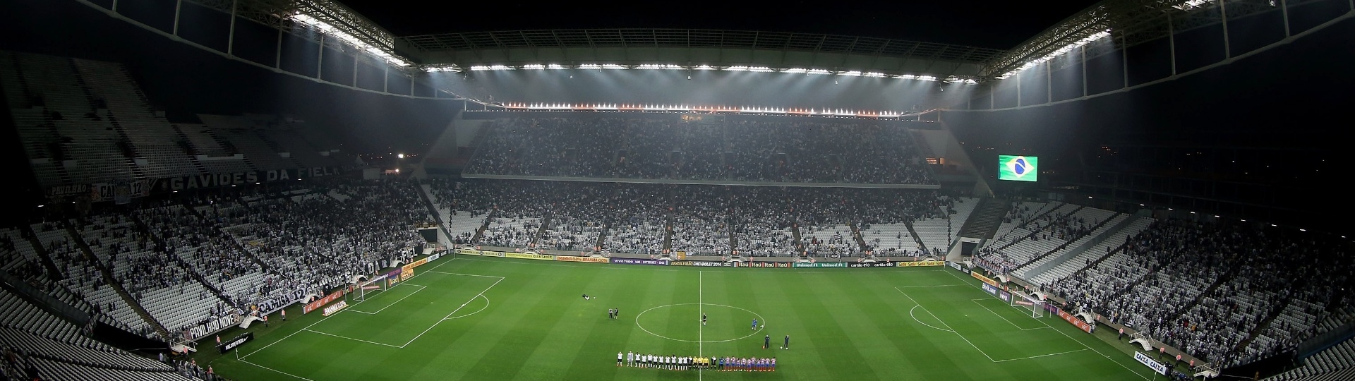16.ago.2014 - Em noite chuvosa em São Paulo, Itaquerão recebe público razoável no jogo entre Corinthians e Bahia