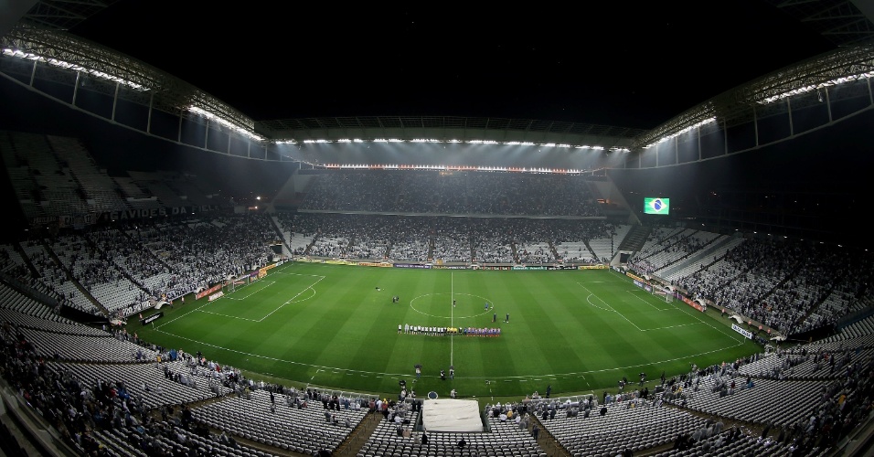 16.ago.2014 - Em noite chuvosa em São Paulo, Itaquerão recebe público razoável no jogo entre Corinthians e Bahia