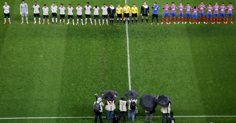 16.ago.2014 - Jogadores de Corinthians e Bahia ficam perfilados no centro do Itaquerão antes de jogo do Brasileirão